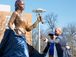 President Jenkins unveils the Fanny Jackson Coppin statue with Dr. Florine "Peaches" Camphor '53.